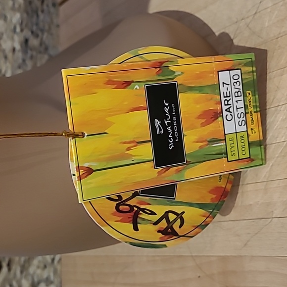 NWT synthetic wig - Picture 5 of 7